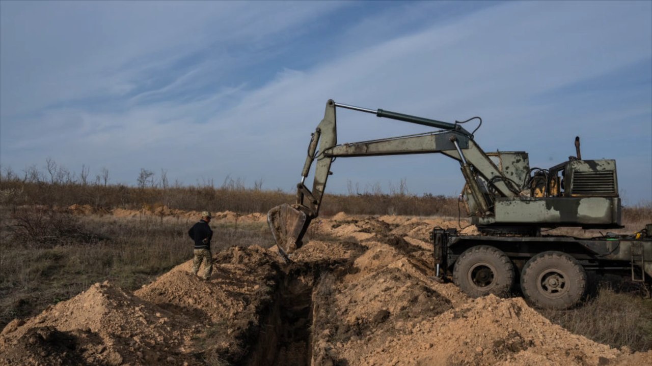 Angst vor Angriff? Russland hebt Schützengräben auf Krim aus!