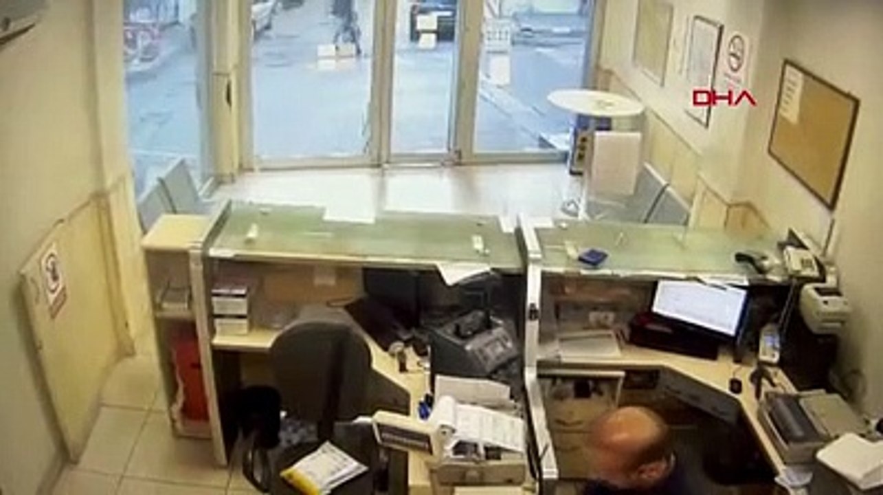 PTT'de silahlı soygun kamerada!