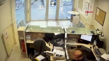 PTT'de silahlı soygun kamerada!