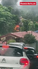 Voiture en feu Ravine Vilaine