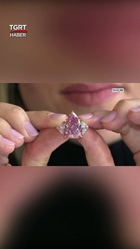 En Büyük Parlak Pembe Elmas Dudak Uçuklatan Fiyata Satıldı