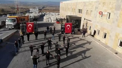 Hurok Marble çalışanları, Atatürk'ü ay yıldız silüeti oluşturarak andı