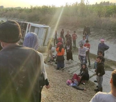 ADANA'DA TARIM İŞÇİLERİNİN TAŞINDIĞI MİDİBÜS ŞARAMPOLE DEVRİLDİ 12 YARALI