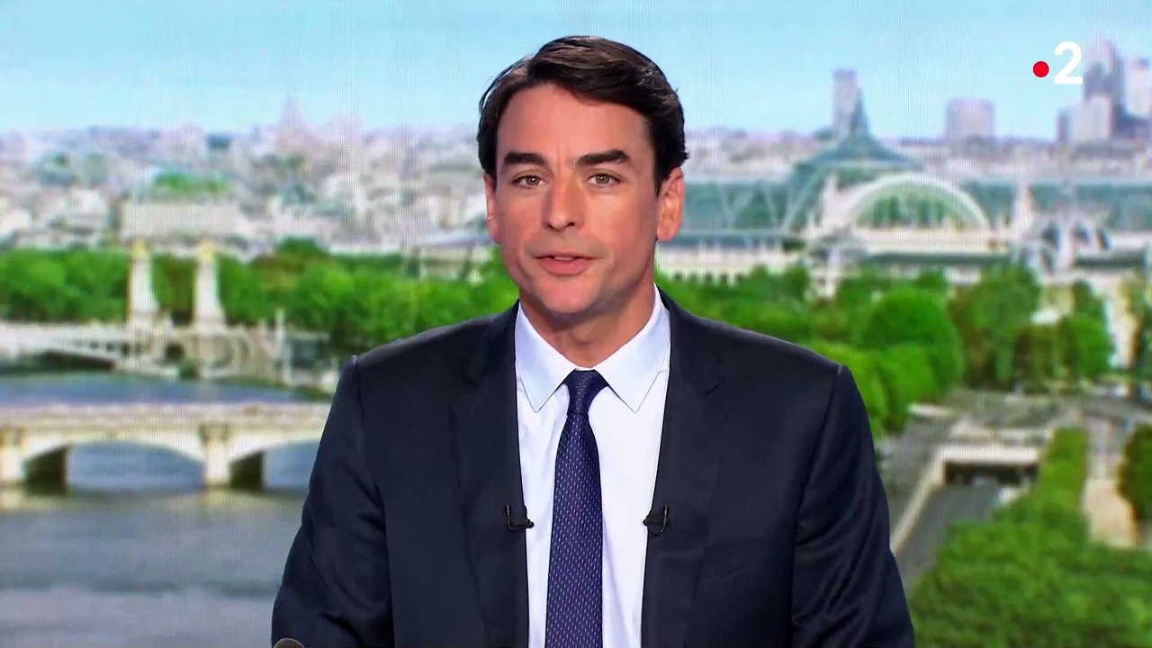 Ce moment de solitude pour Julian Bugier à la présentation du journal de 13h de France 2 ce midi, en raison de la grève d'une partie du personnel
