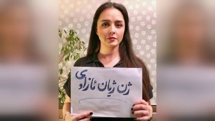 ممثلة إيرانية شهيرة تتحدى السلطات وتدعم الحراك من قلب إيران