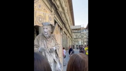 Firenze, ragazzini molestano artista di strada. Lui reagisce