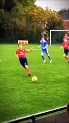 Il marque le but de sa vie et ne regarde même pas tellement c'est improbable