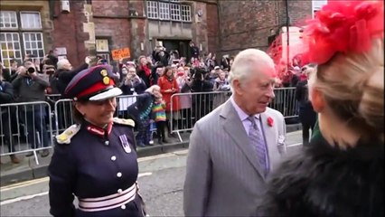 Le roi Charles se prend des oeufs