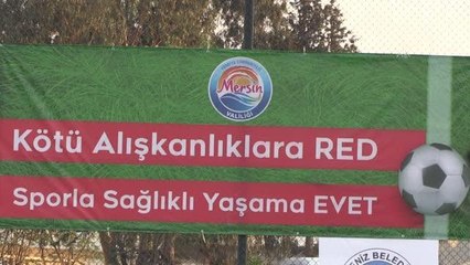 Mersin'de protokol üyeleri ve gençler, halı sahada maç yaptı