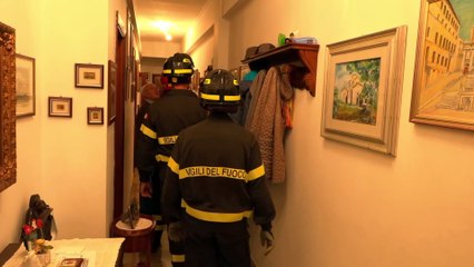 Terremoto nelle Marche, i sopralluoghi dei vigili del fuoco nelle case: "Le crepe ci spaventano"