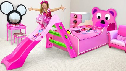 Sasha plays in Minnie Style Room and Max settled with her