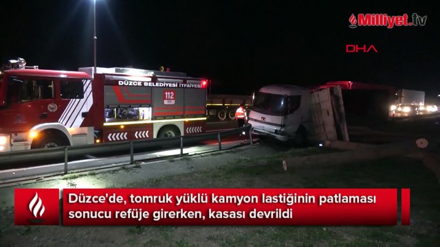Lastiği patlayan kamyonun kasası devrildi