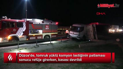 Lastiği patlayan kamyonun kasası devrildi