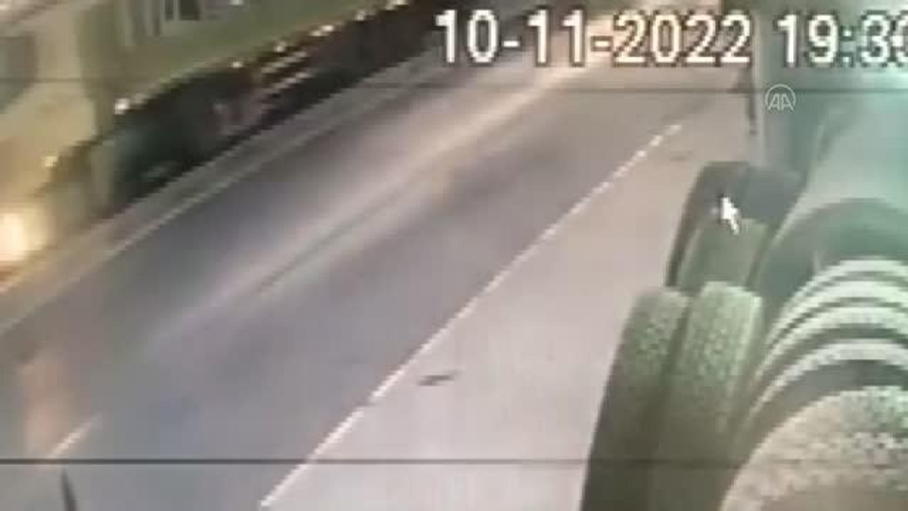 Tırın otomobile ve durağa çarpması sonucu 5 kişi yaralandı