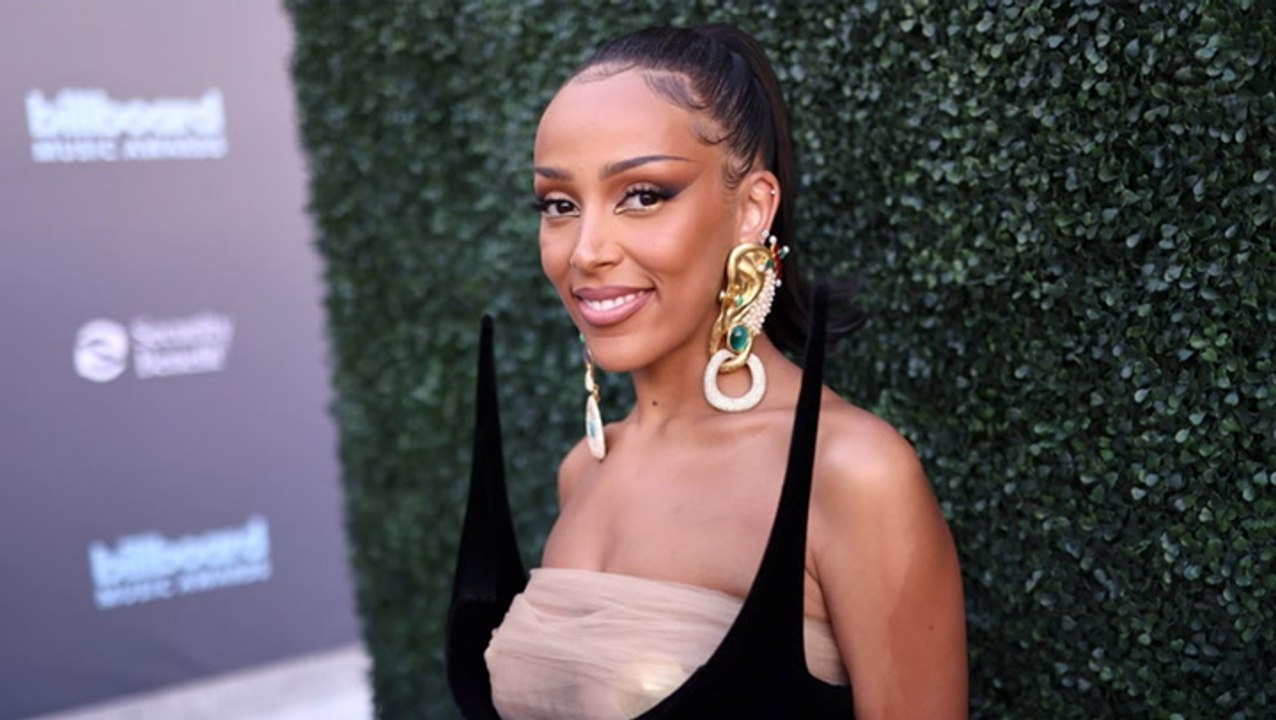 Doja Cat Panics After Realizing She Can’t Change Her Name On Twitter | Billboard News