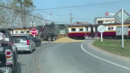 Tayland'da yolcu treni kamyonu biçti