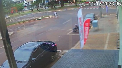 Homem tenta furtar moto mas é flagrado e sai correndo; veja vídeo