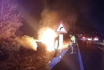 ŞARAMPOLE DEVRİLEN HAFİF TİCARİ ARACIN ALEV TOPUNA DÖNDÜĞÜ ANLAR KAMERADA