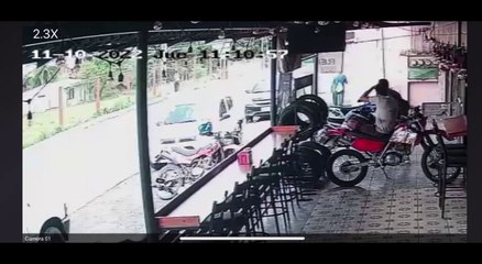 tn7-Video- Policía sale disparado de moto tras chocar contra taxi en Siquirres-101122