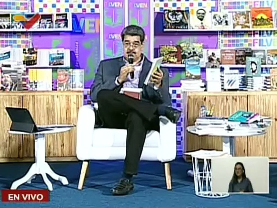 Escritor Gustavo Villapol presenta su libro "De...