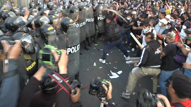 Masiva marcha de peruanos para exigir el cierre del Congreso