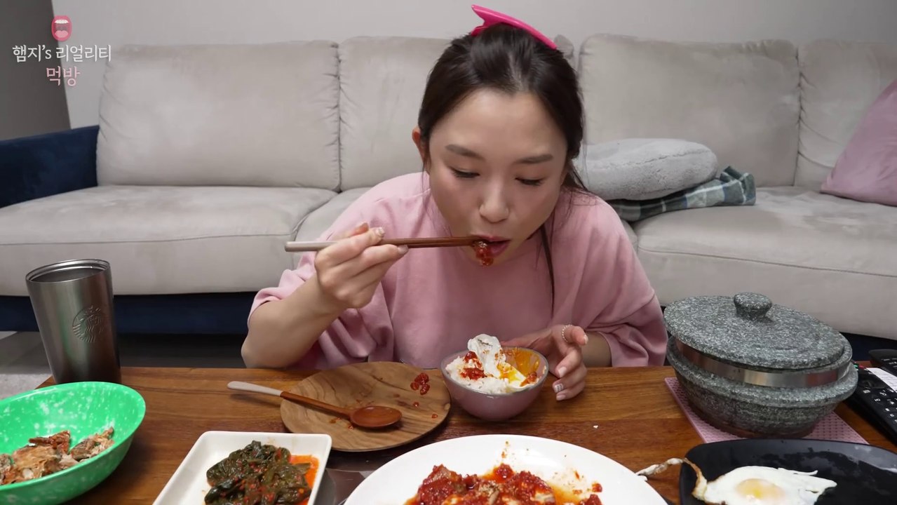 Crab with sauce from MomㅣYangnyeomgejangㅣMUKBANGㅣft.Kimchi Caisim, Fried Egg