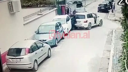 Benzi përplas këmbësoren, “e ngjesh” pas makinës së parkuar