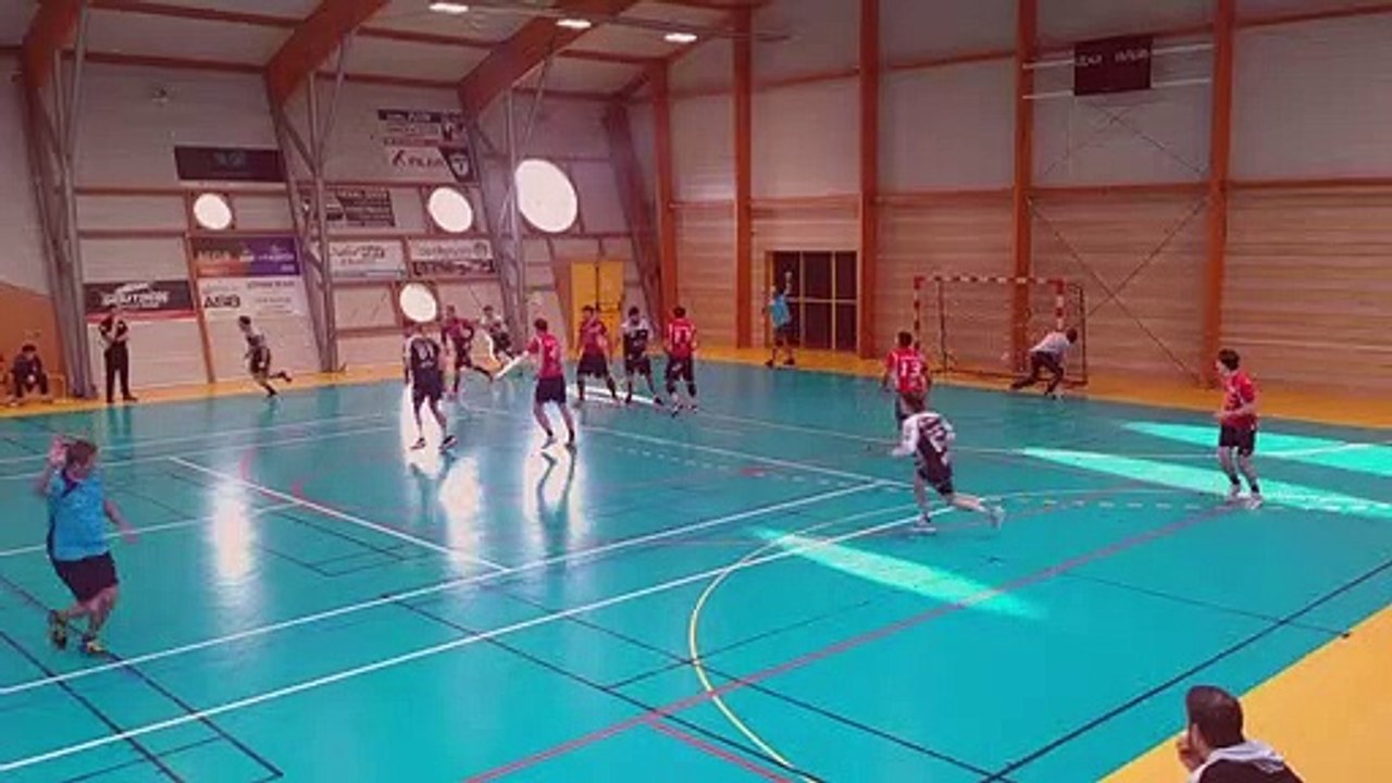 La balle volée de simon sur remise en jeu