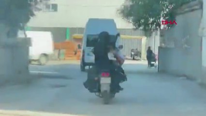 Eline serum bağlı çocuk ile 2 kadını elektrikli bisikletiyle taşıdı