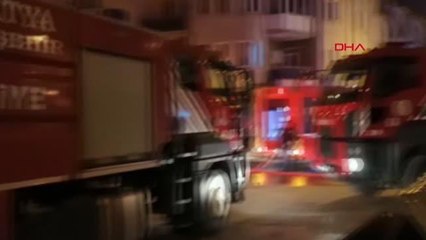 5 KATLI APARTMANIN ÇATISINDA ÇIKAN YANGIN SÖNDÜRÜLDÜ