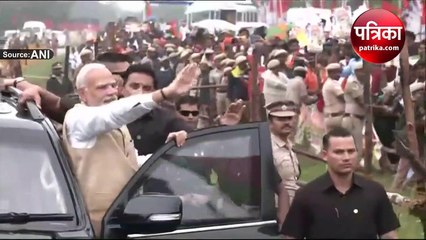 पीएम नरेंद्र मोदी का गांधीग्राम में रोड शो, जनता ने किया स्वागत
