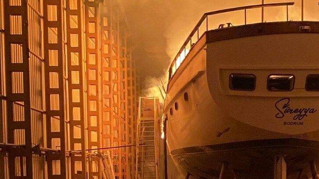 Bodrum'da çekek alandaki ahşap teknede çıkan yangın hasara yol açtı