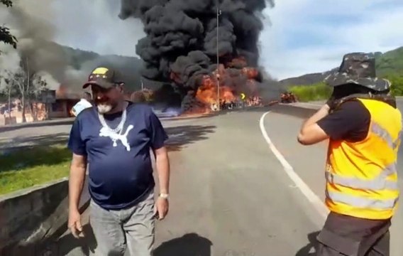 Caminhão com combustível tomba, pega fogo e causa incêndio em hotel em Lages