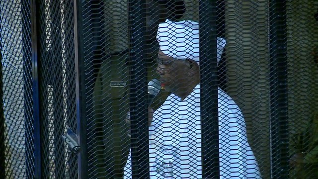 هل يشهد السودان انقلابًا عسكريًا بسبب إعادة البشير إلى السجن؟