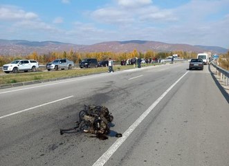 Kaza yapan otomobilin motoru yola fırladı