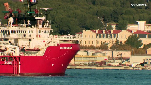 Sbarcano a Tolone i 230 della Ocean Viking ma le polemiche non si placano