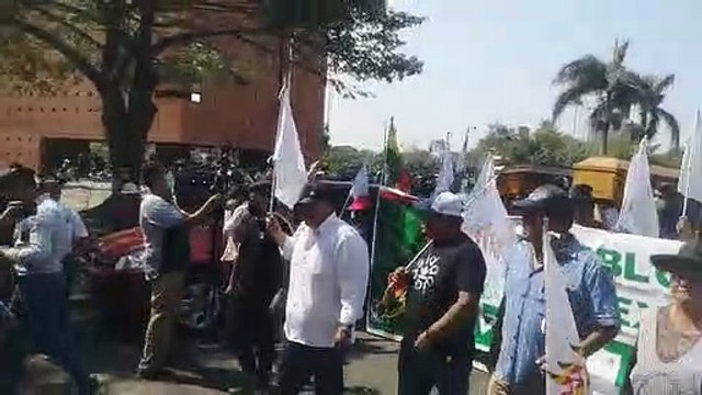 Gremiales marchan exigiendo que los dejen trabajar y que se levante el paro en Santa Cruz