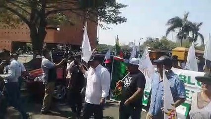 Gremiales marchan exigiendo que los dejen trabajar y que se levante el paro en Santa Cruz
