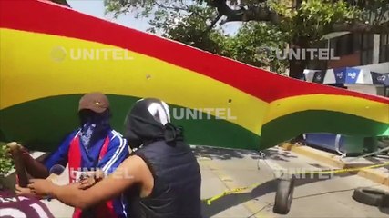 Encapuchados y con palos desbloquean el primer anillo y abren paso a marcha gremial