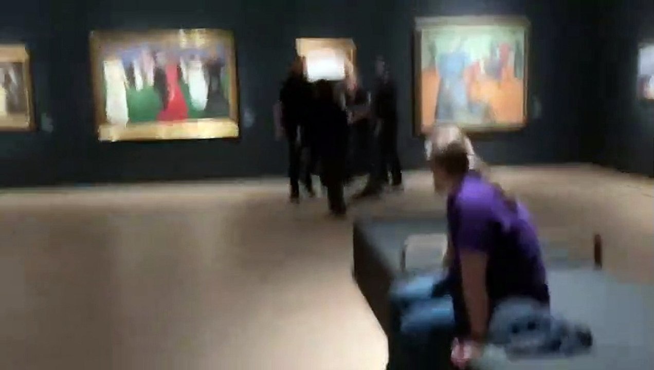 Des militants écologistes ont tenté sans succès aujourd'hui de se coller les mains sur "Le Cri", le tableau d'Edvard Munch, à Oslo - Regardez
