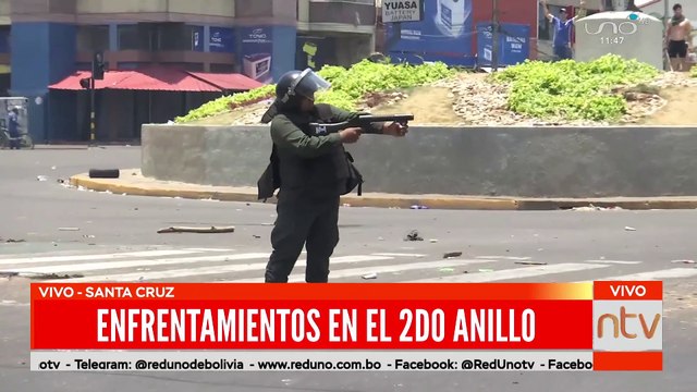 Unión Juvenil Cruceñista llegó a la zona del Chiriguano para hacer frente a grupos afines al 'MAS' que protagonizan violento enfrentamiento. La Policía hace uso de gases lacrimógenos para dispersar a las personas.