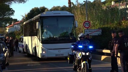 Video herunterladen: Ocean Viking, il pullman con a bordo i migranti arriva nella penisola di Giens scortato dalla polizia