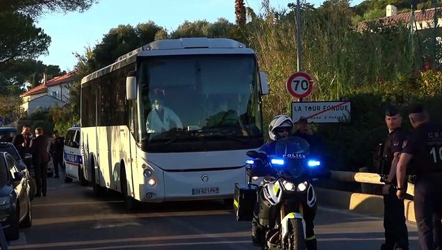 Ocean Viking, il pullman con a bordo i migranti arriva nella penisola di Giens scortato dalla polizia