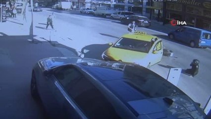 'U' dönüşü yapmak isteyen taksi motosiklete çarptı... Kazanın etkisiyle motosikletli böyle havalandı