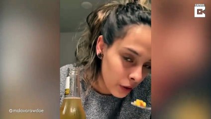 Elle se rend compte qu'elle a une araignée sur l'oreille