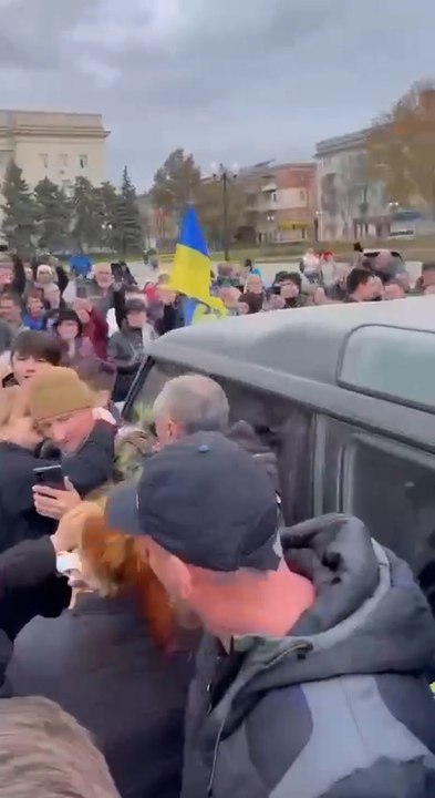 First Ukrainian troops cheer as they reach Kherson’s main square following Russian withdrawal