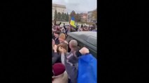 Residentes de Jersón dan la bienvenida a las tropas ucranianas tras la retirada rusa