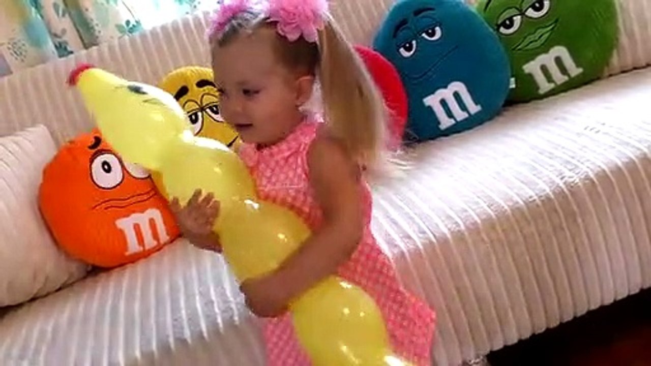 Diana Pretend Play with Baby Baloons