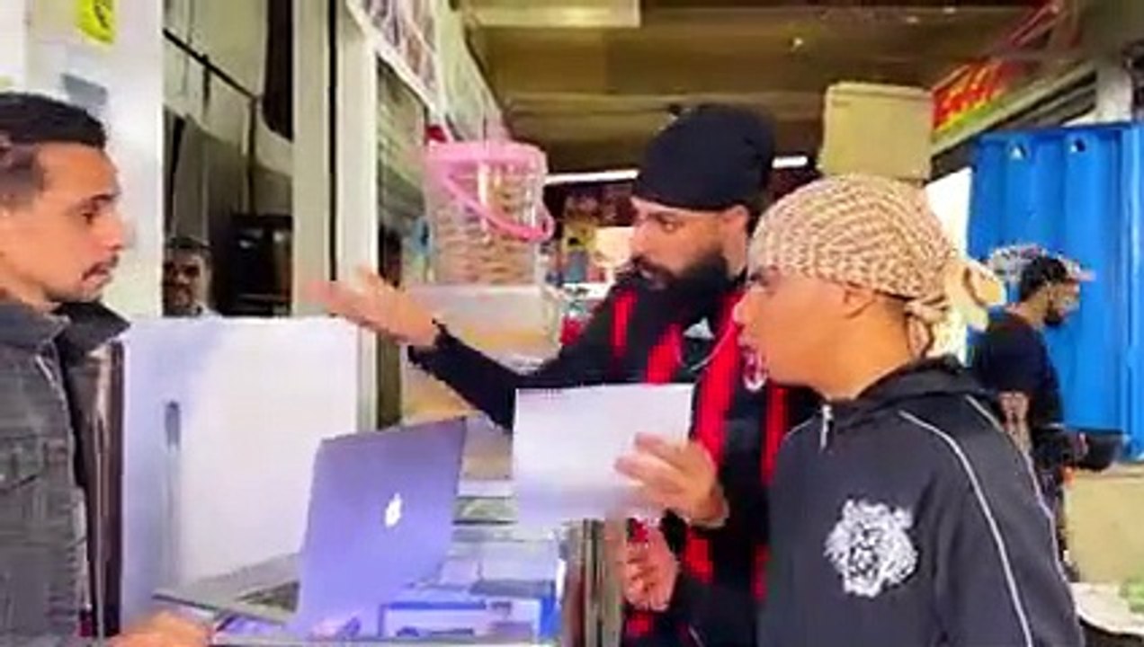 عايشين تحت صباط... رجل اعمال يتسبب في شتات عائلة فقيرة ( لكن كان رد قاسيا )