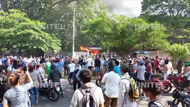 Prenden fuego a la sede de la Federación de Campesinos en Santa Cruz